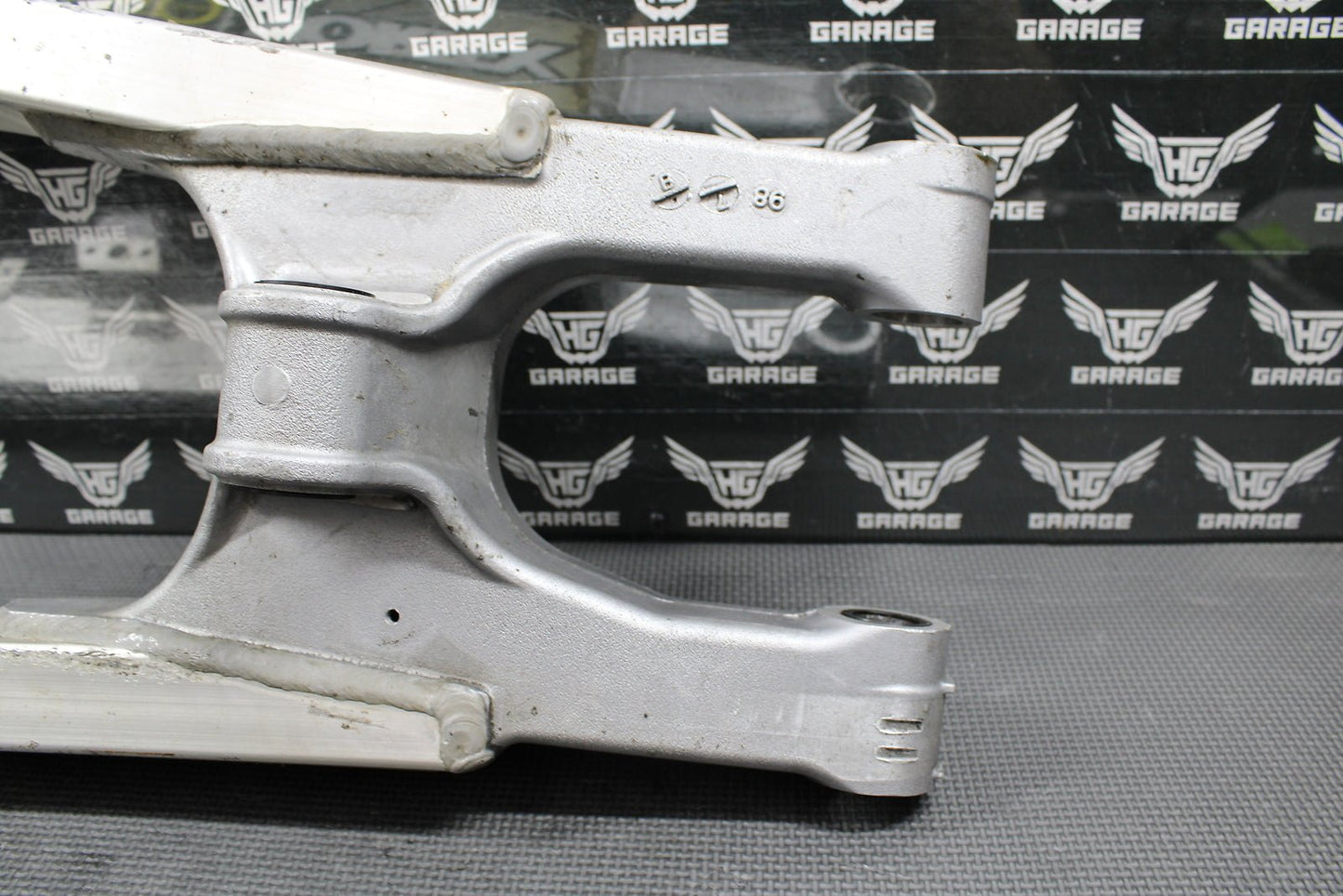 1999 SUZUKI RM125 RM250 OEM SWINGARM SWING ARM REAR SUSPENSION 61000 - 37E10 - hggarage