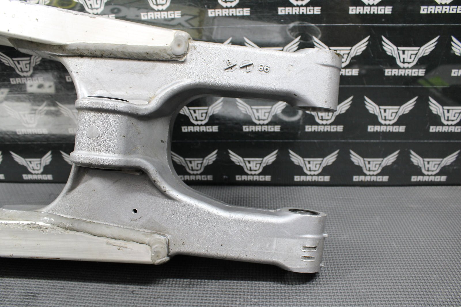 1999 SUZUKI RM125 RM250 OEM SWINGARM SWING ARM REAR SUSPENSION 61000 - 37E10 - hggarage