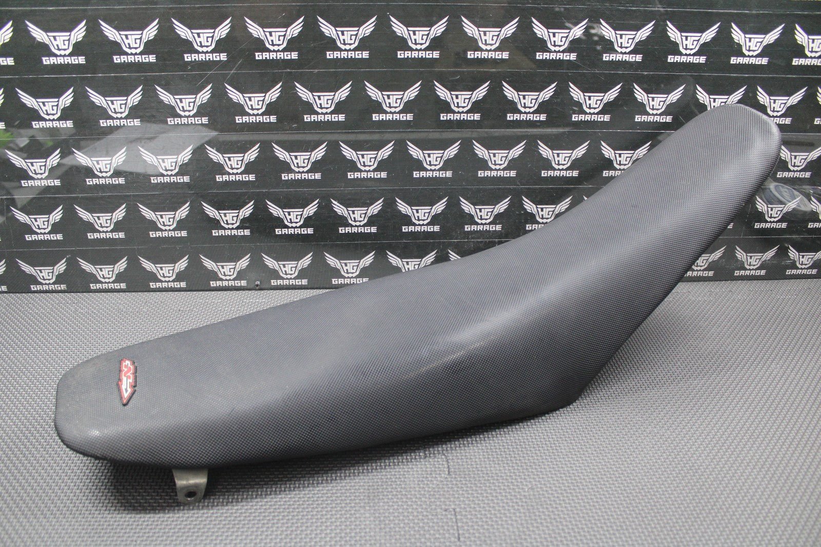 2000 2001 HONDA CR125R CR250R OEM SEAT SADDLE FOAM PAN BLACK GRIPPER COVER GOOD! - hggarage