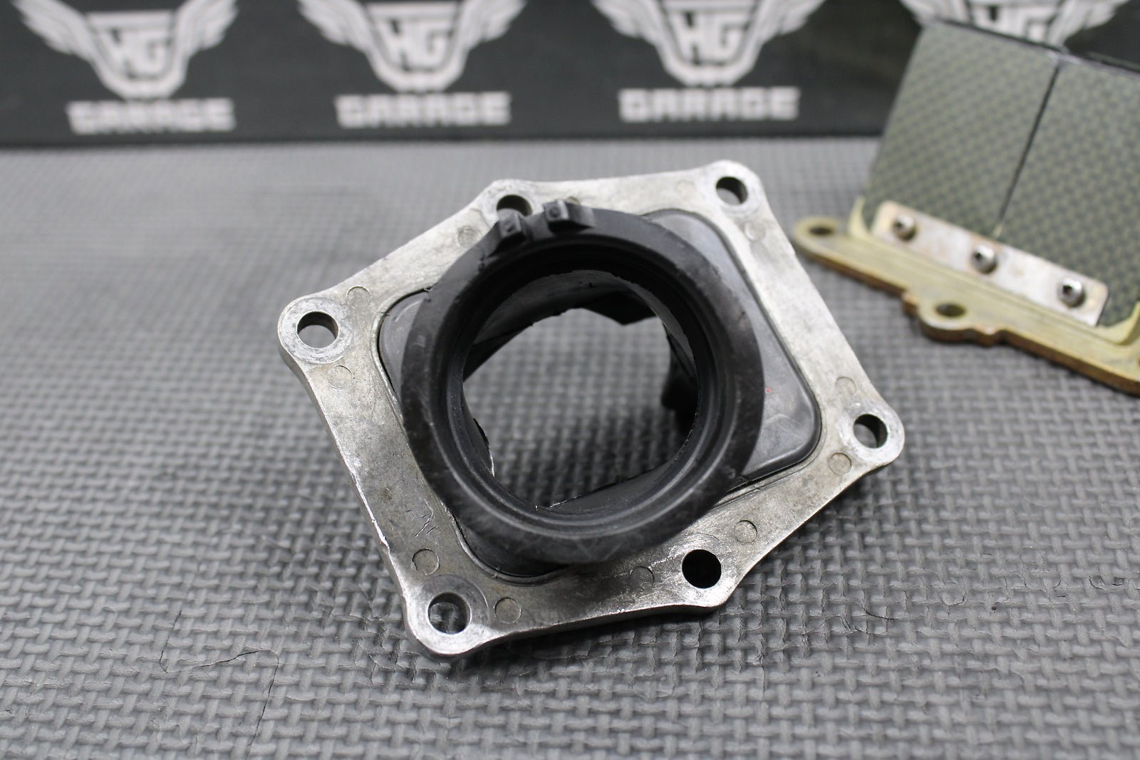 1995 1996 HONDA CR250R OEM INTAKE CARB BOOT INSULATOR REED BLOCK 16221 - KZ3 - B10 - hggarage