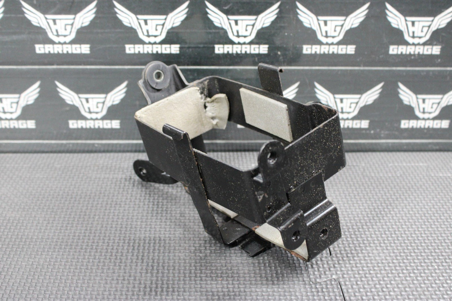 2005 SUZUKI DR200SE OEM BATTERY TRAY BOX HOLDER 41540 - 44AA0 - hggarage