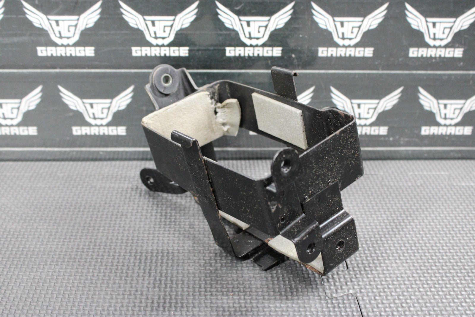 2005 SUZUKI DR200SE OEM BATTERY TRAY BOX HOLDER 41540 - 44AA0 - hggarage