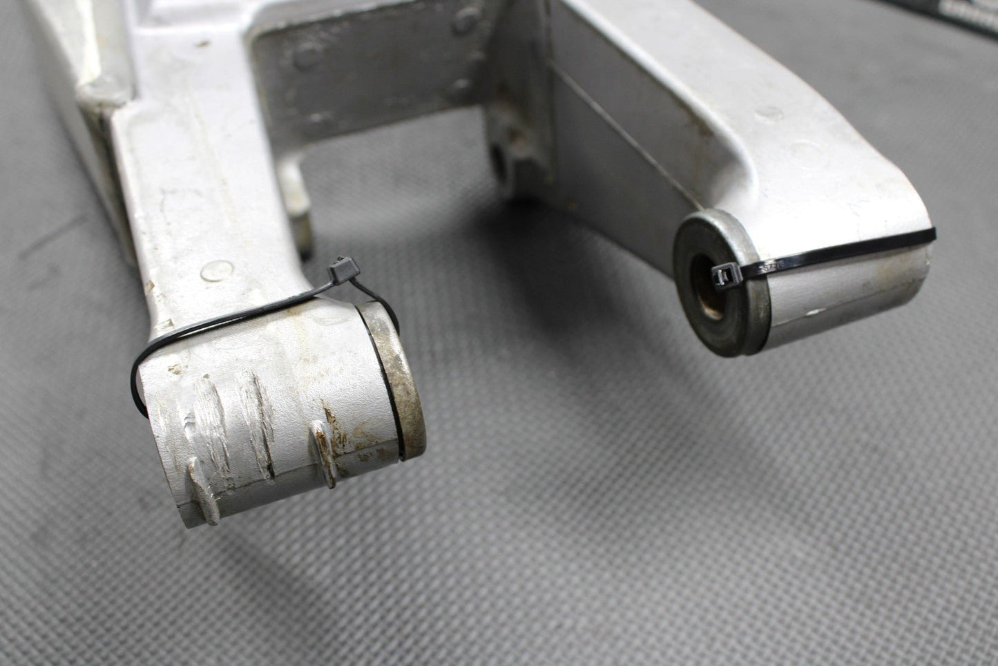 1994 SUZUKI 93 - 95 RM125 RM250 OEM SWINGARM SWING ARM SUSPENSION 61000 - 28E11 GOOD - hggarage