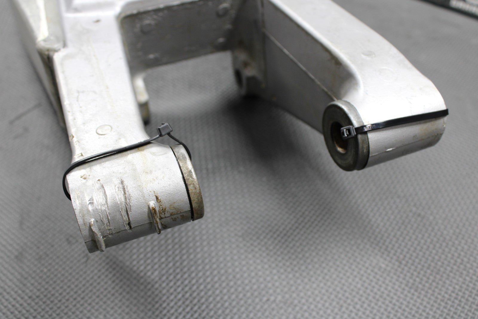 1994 SUZUKI 93 - 95 RM125 RM250 OEM SWINGARM SWING ARM SUSPENSION 61000 - 28E11 GOOD - hggarage