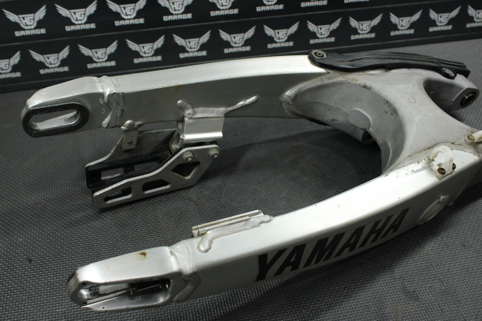 2004 Yamaha YZ450F OEM Swingarm Swing Arm Suspension 5UN - 22110 - 00 - 00 Mint! - hggarage