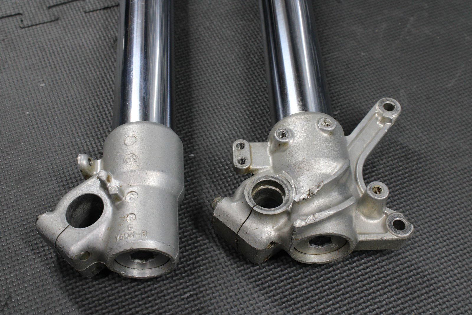 2002 YAMAHA YZ250 OEM RIGHT LEFT FRONT SUSPENSION FORKS SHOCKS 5NX - 23102 - 00 - 00 - hggarage