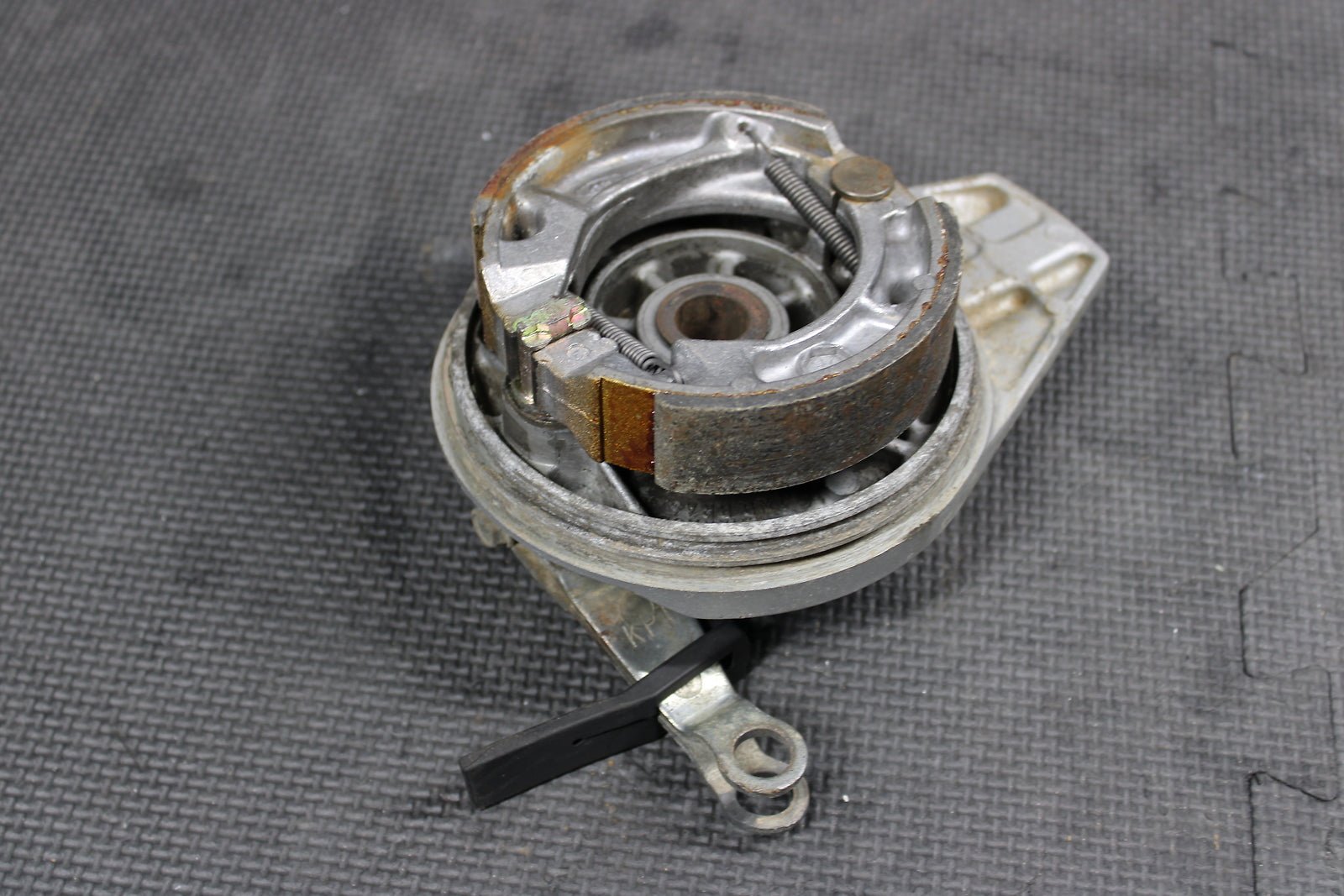 1998 HONDA XR200R 84 - 88 / 1990 1991 / 93 - 02 OEM FRONT DRUM BRAKE ASSEMBLY - hggarage