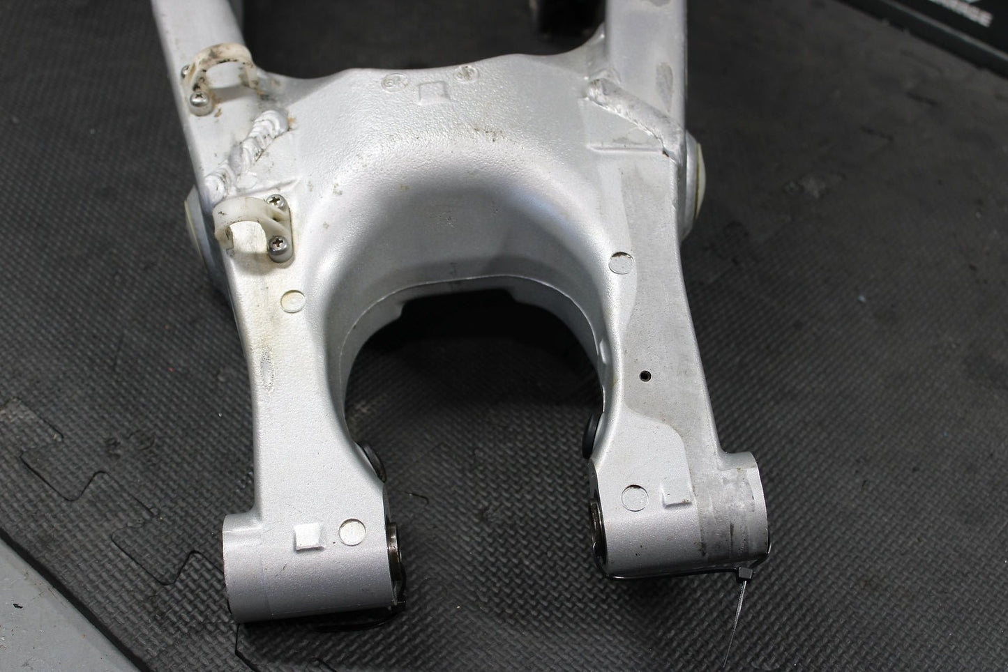 1999 YAMAHA YZ125 OEM SWINGARM SWING ARM SUSPENSION 5MV - 22110 - 00 - 00 - hggarage