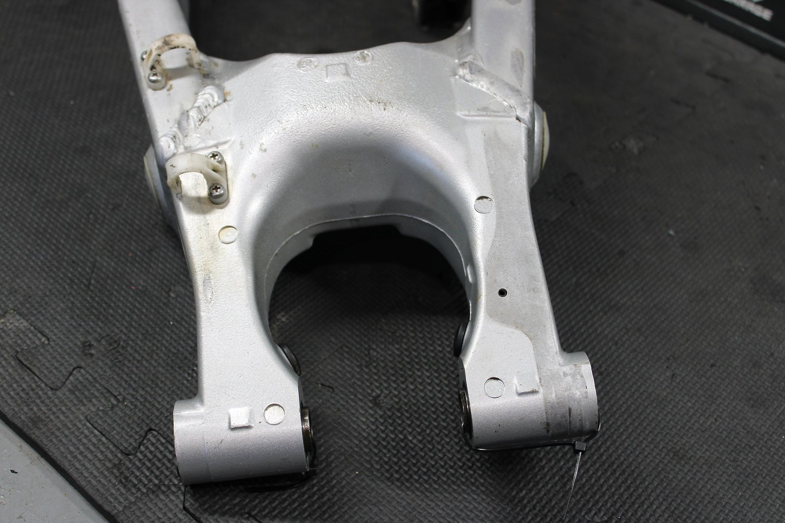 1999 YAMAHA YZ125 OEM SWINGARM SWING ARM SUSPENSION 5MV - 22110 - 00 - 00 - hggarage