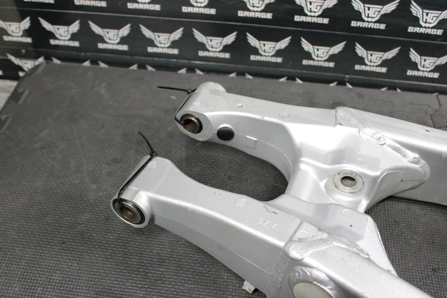 1999 YAMAHA YZ125 OEM SWINGARM SWING ARM SUSPENSION 5MV - 22110 - 00 - 00 - hggarage