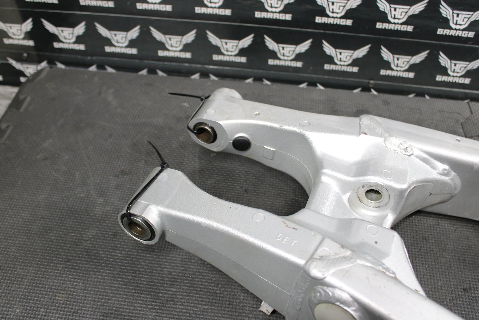 1999 YAMAHA YZ125 OEM SWINGARM SWING ARM SUSPENSION 5MV - 22110 - 00 - 00 - hggarage