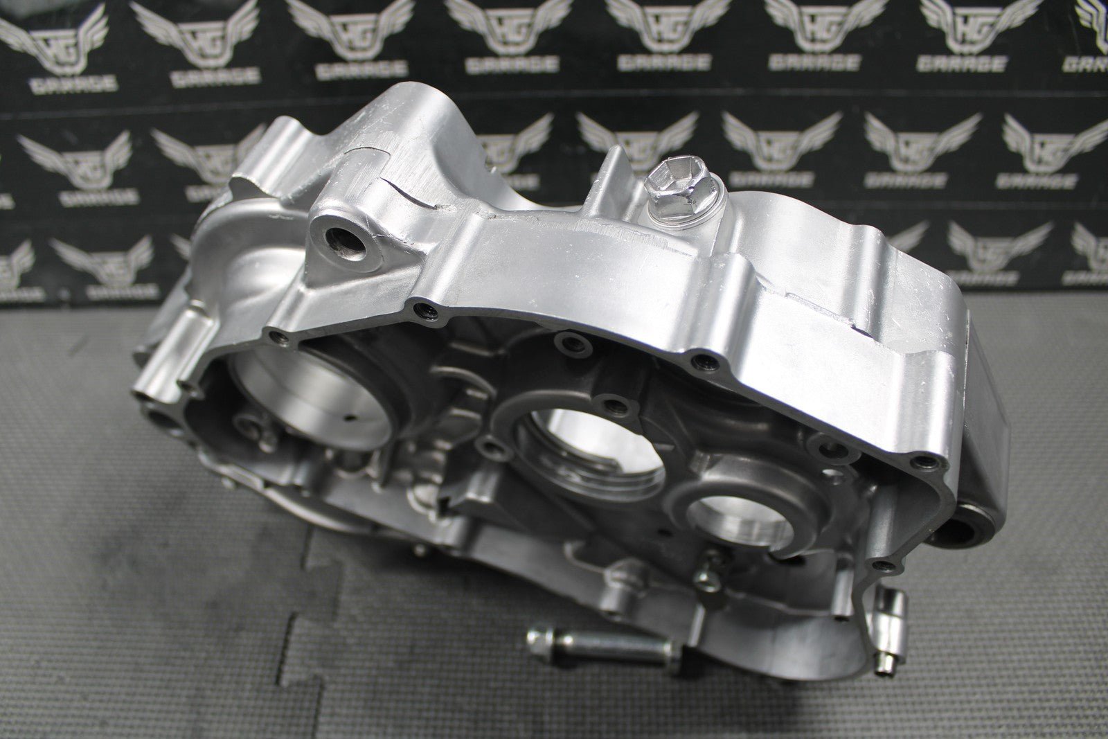2003 HONDA CR250R OEM RIGHT ENGINE CRANKCASE CRANK CASE BLOCK 04921 - KZ3 - L30 MINT - hggarage