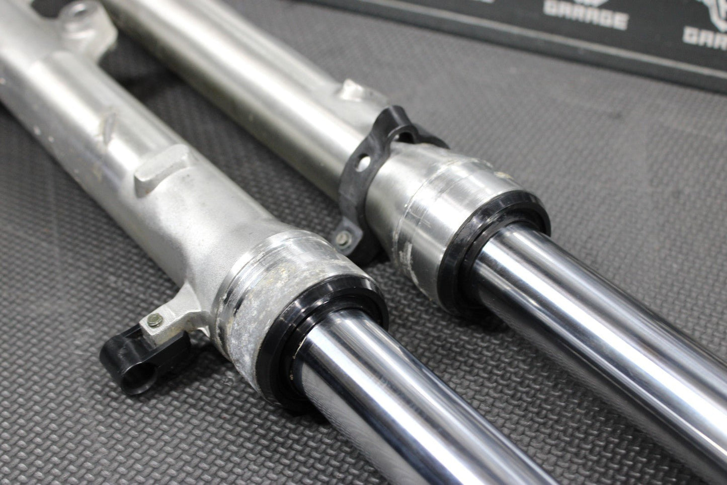 2005 SUZUKI DR200SE OEM RIGHT LEFT FRONT SUSPENSION FORKS SHOCKS 51103 - 42AA0 - hggarage