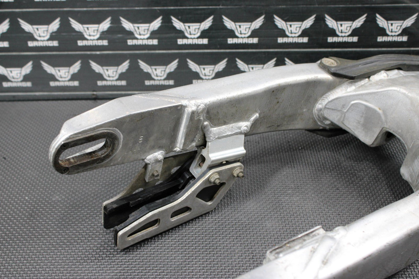 2001 YAMAHA 99 - 01 YZ250 OEM SWINGARM SWING ARM SUSPENSION 5MV - 22110 - 00 - 00 - hggarage