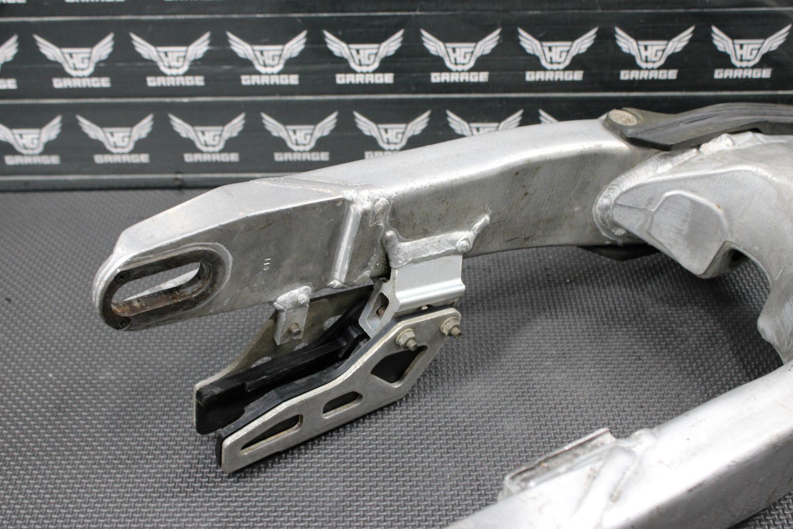 2001 YAMAHA 99 - 01 YZ250 OEM SWINGARM SWING ARM SUSPENSION 5MV - 22110 - 00 - 00 - hggarage