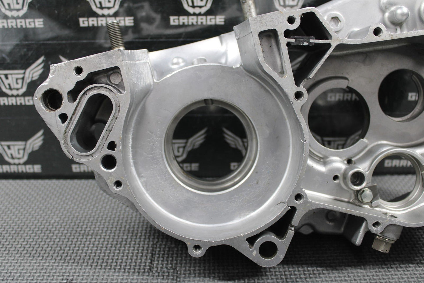 1995 93 - 96 HONDA CR250R OEM RIGHT ENGINE CRANKCASE CRANK CASE 11100 - KZ3 - 406 CRAC - hggarage
