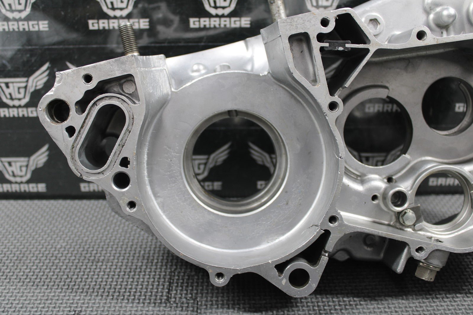 1995 93 - 96 HONDA CR250R OEM RIGHT ENGINE CRANKCASE CRANK CASE 11100 - KZ3 - 406 CRAC - hggarage