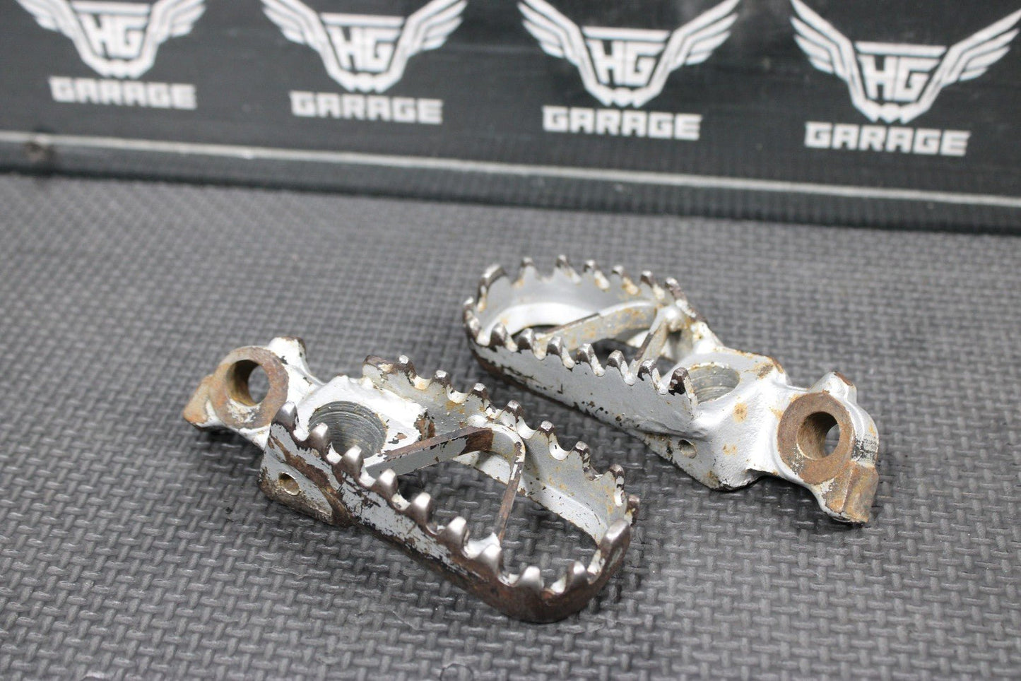 1996 KAWASAKI KX125 OEM FOOT PEGS PEDALS FRAME STAND PEDAL FOOTREST 34028 - 1332 - C - hggarage
