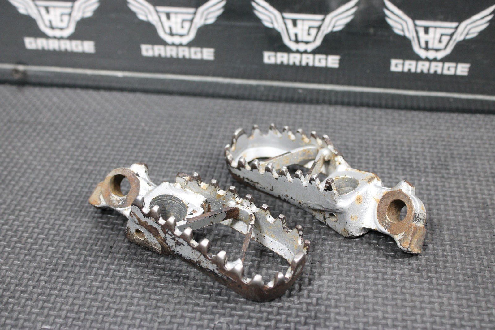 1996 KAWASAKI KX125 OEM FOOT PEGS PEDALS FRAME STAND PEDAL FOOTREST 34028 - 1332 - C - hggarage