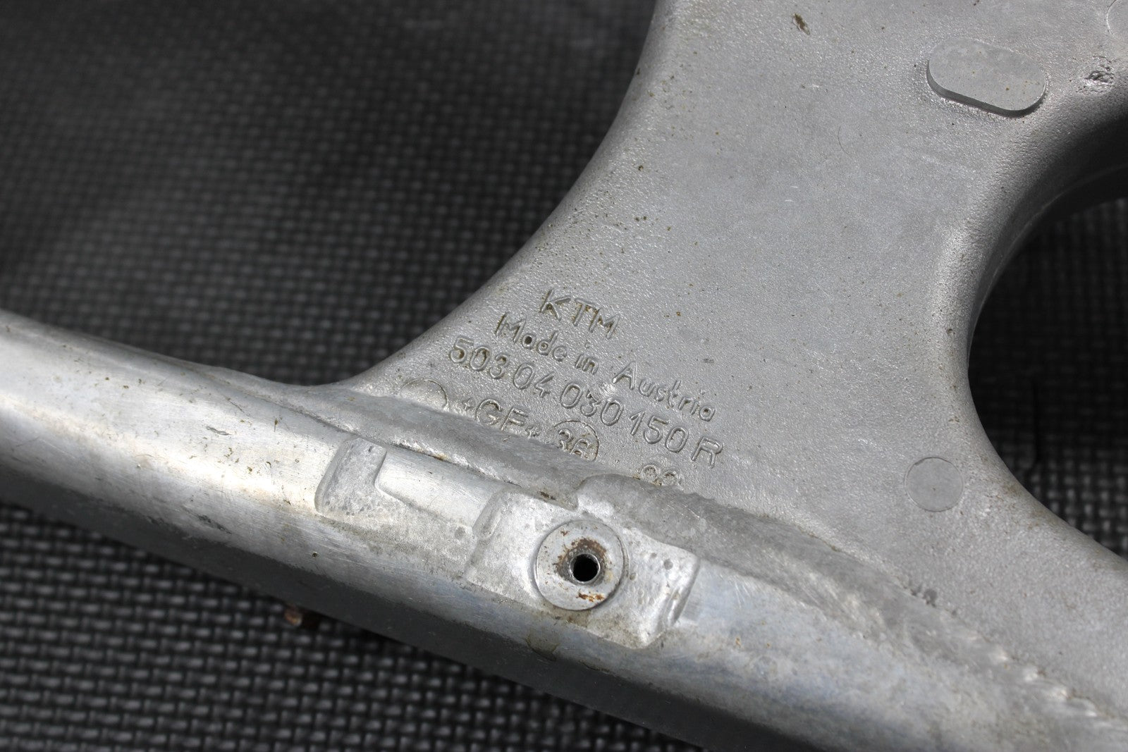 2000 KTM 125 200 250 300 380 OEM SWINGARM SWING ARM SUSPENSION 50304030244 - hggarage