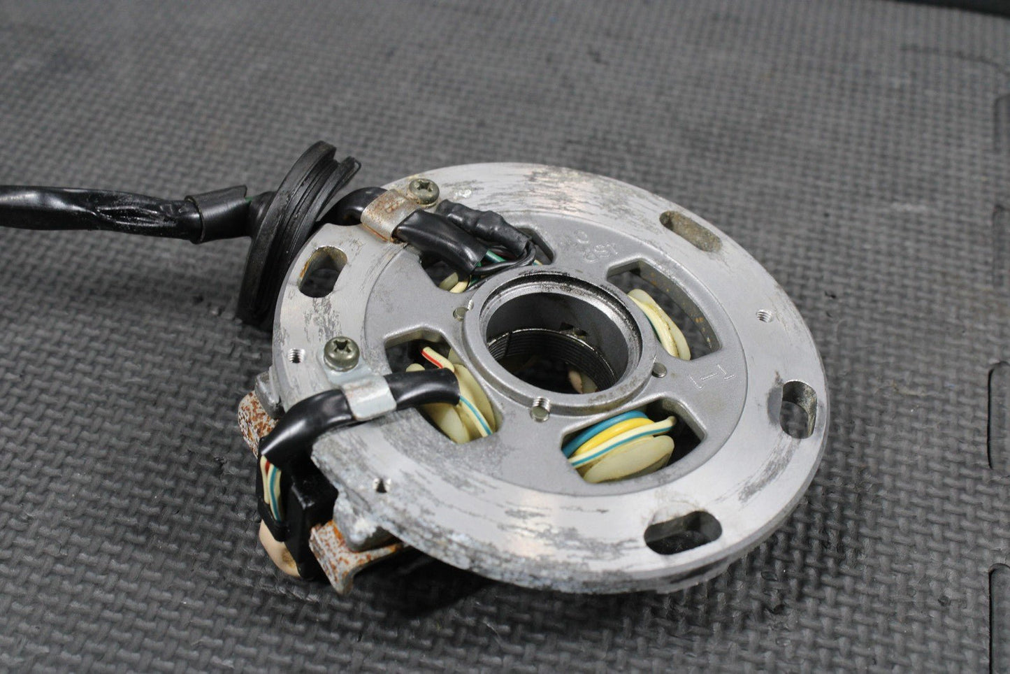 2002 99 - 05 YAMAHA YZ250 2T STATOR MAGNETO GENERATOR ALTERNATOR 5CU - 85560 - 10 - 00 - hggarage