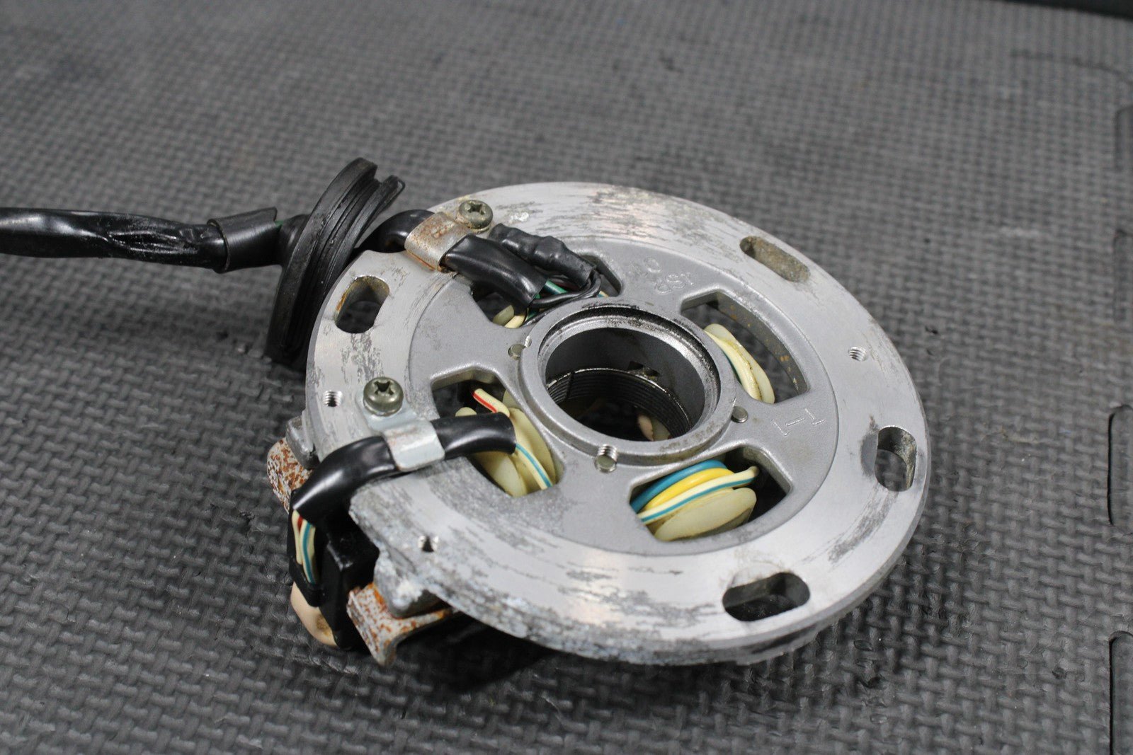 2002 99 - 05 YAMAHA YZ250 2T STATOR MAGNETO GENERATOR ALTERNATOR 5CU - 85560 - 10 - 00 - hggarage
