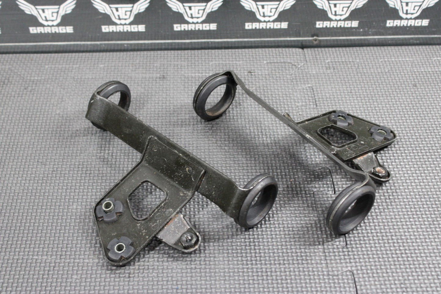2005 SUZUKI DR200SE OEM RIGHT LEFT FRONT HEADLAMP HEADLIGHT BRACKET SUPPORT - hggarage