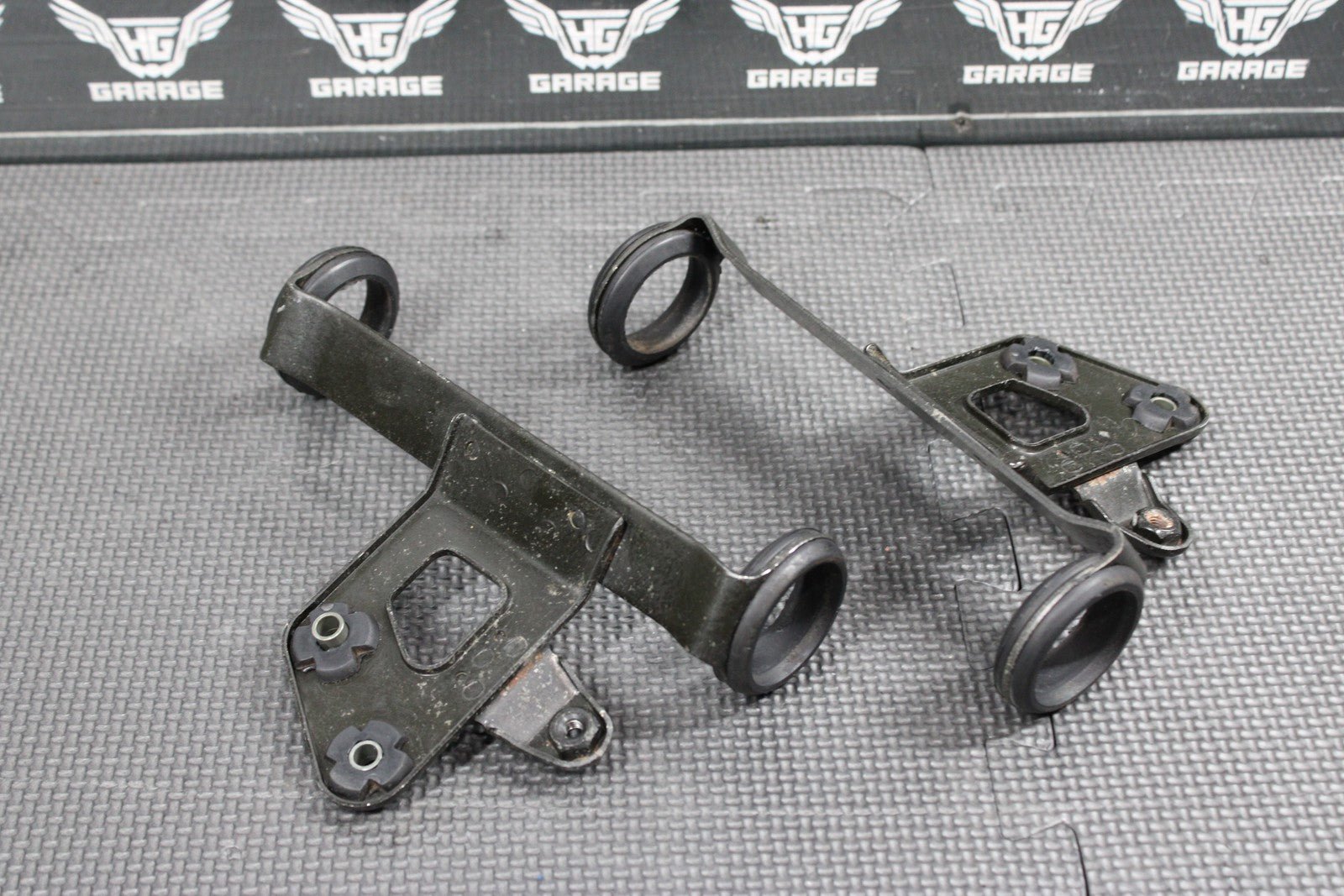 2005 SUZUKI DR200SE OEM RIGHT LEFT FRONT HEADLAMP HEADLIGHT BRACKET SUPPORT - hggarage