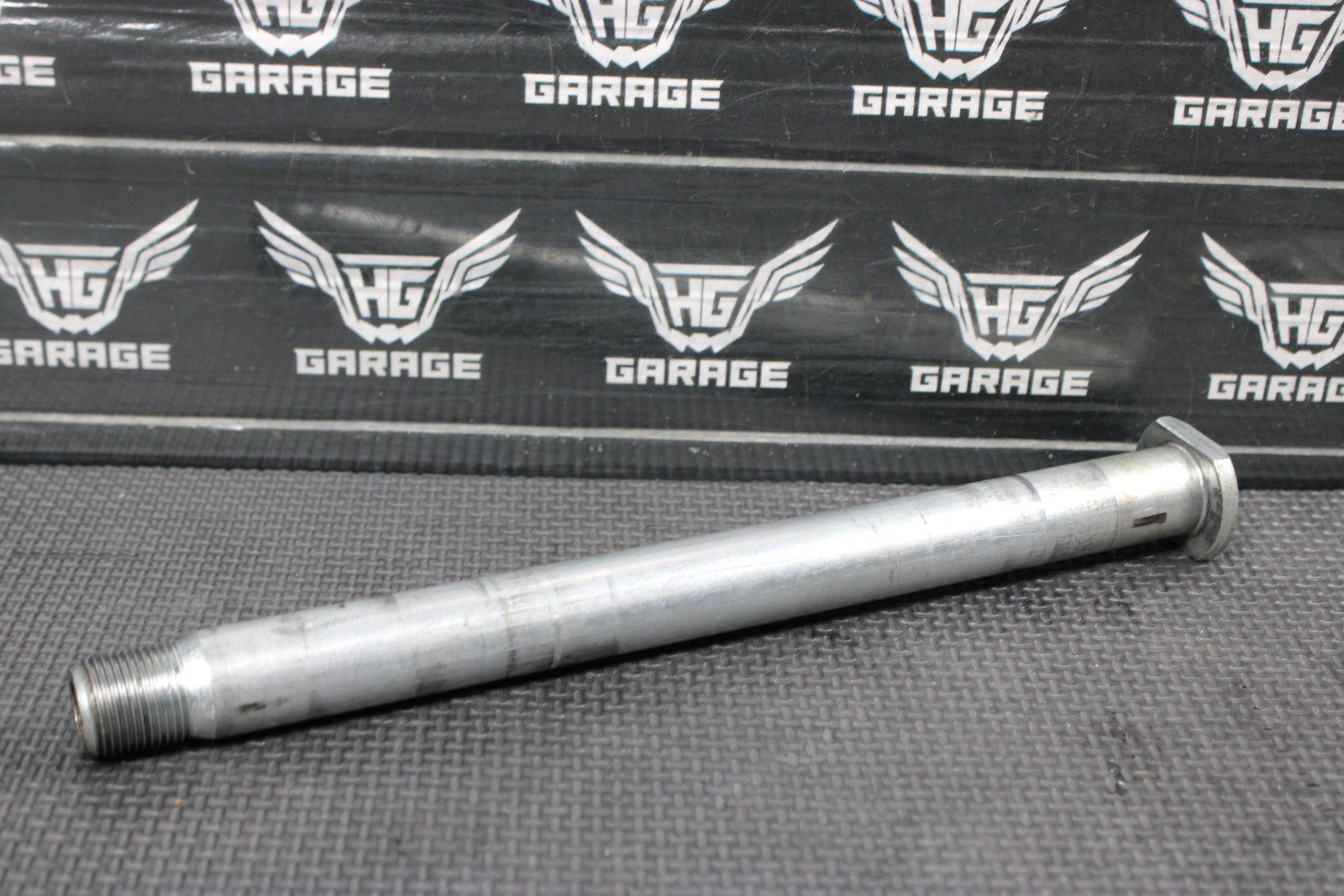2005 YAMAHA YZ450F OEM REAR AXLE BACK WHEEL RIM PIVOT BOLT 1C3 - 25381 - 00 - 00 MINT! - hggarage