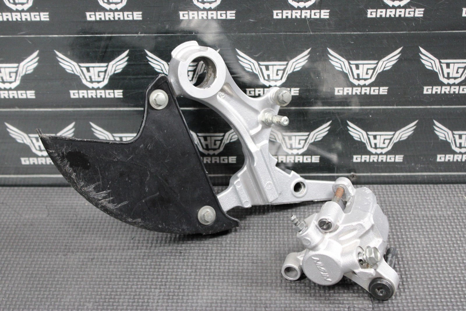 2014 KAWASAKI KX250F 04 - 18 OEM NISSIN REAR BACK BRAKE CALIPER HANGER 43080 - 0230 - hggarage