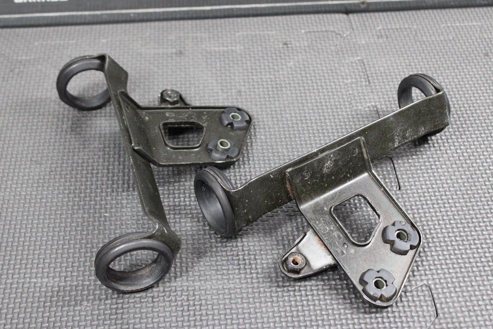 2005 SUZUKI DR200SE OEM RIGHT LEFT FRONT HEADLAMP HEADLIGHT BRACKET SUPPORT - hggarage