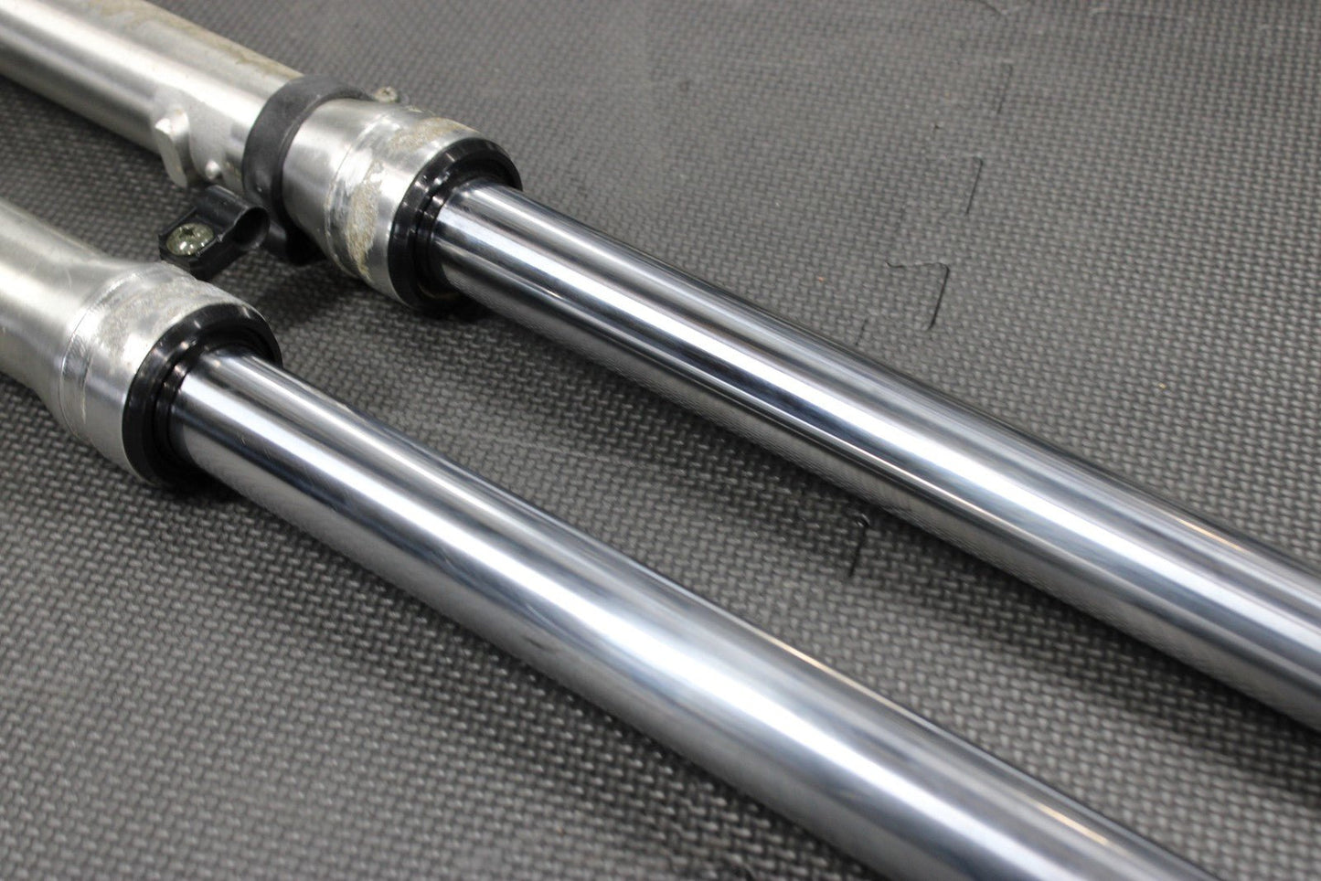 2005 SUZUKI DR200SE OEM RIGHT LEFT FRONT SUSPENSION FORKS SHOCKS 51103 - 42AA0 - hggarage