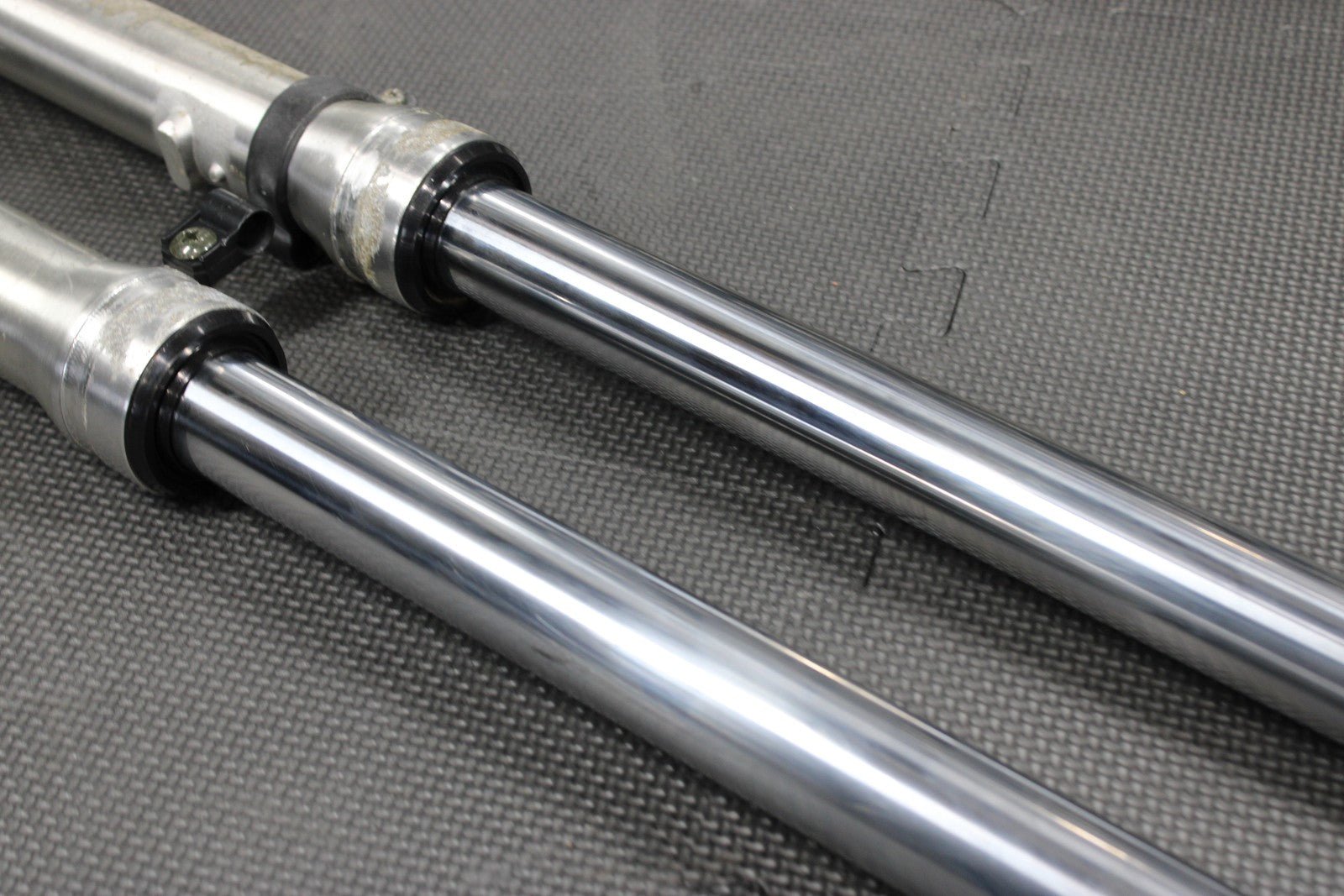 2005 SUZUKI DR200SE OEM RIGHT LEFT FRONT SUSPENSION FORKS SHOCKS 51103 - 42AA0 - hggarage