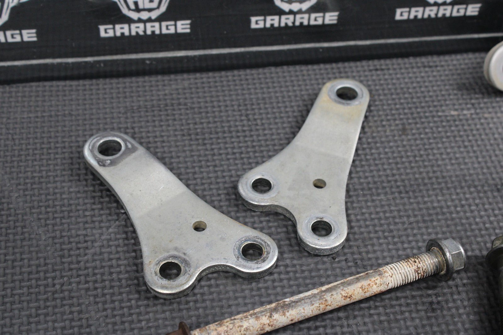 2000 SUZUKI DRZ400 DRZ400E OEM ENGINE MOTOR MOUNT STAY BRACKETS - hggarage