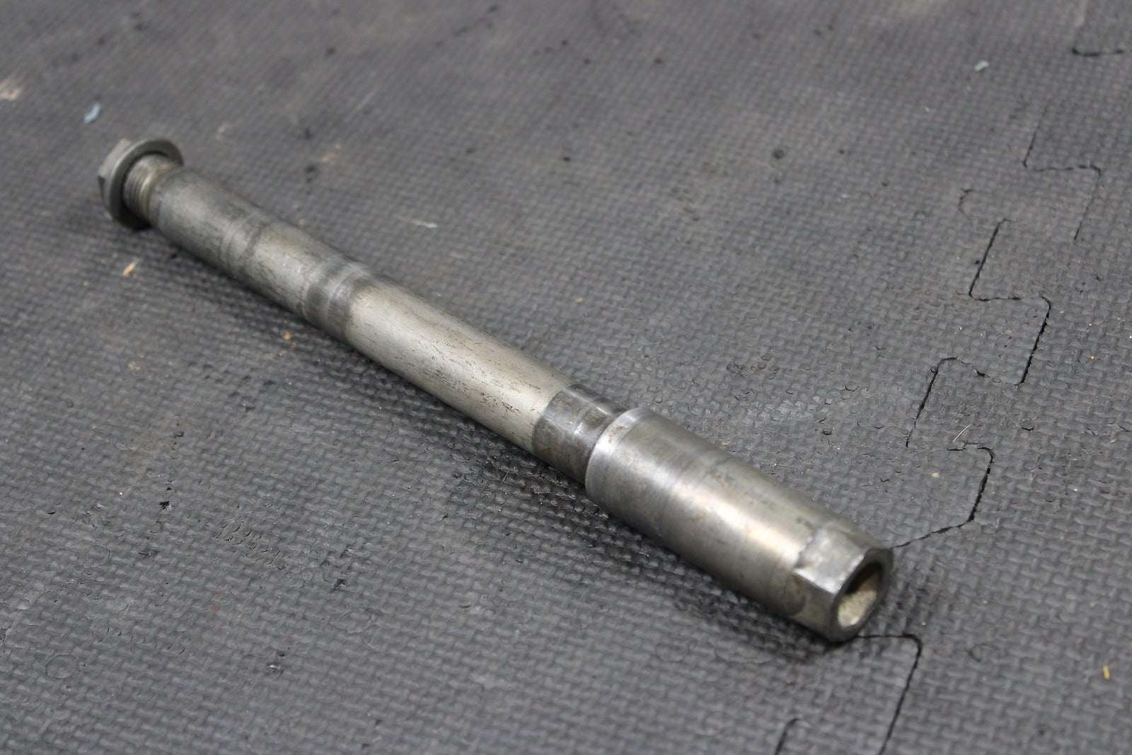 2000 SUZUKI 96 - 00 RM125 RM250 OEM FRONT AXLE BOLT PIVOT BOLT - hggarage