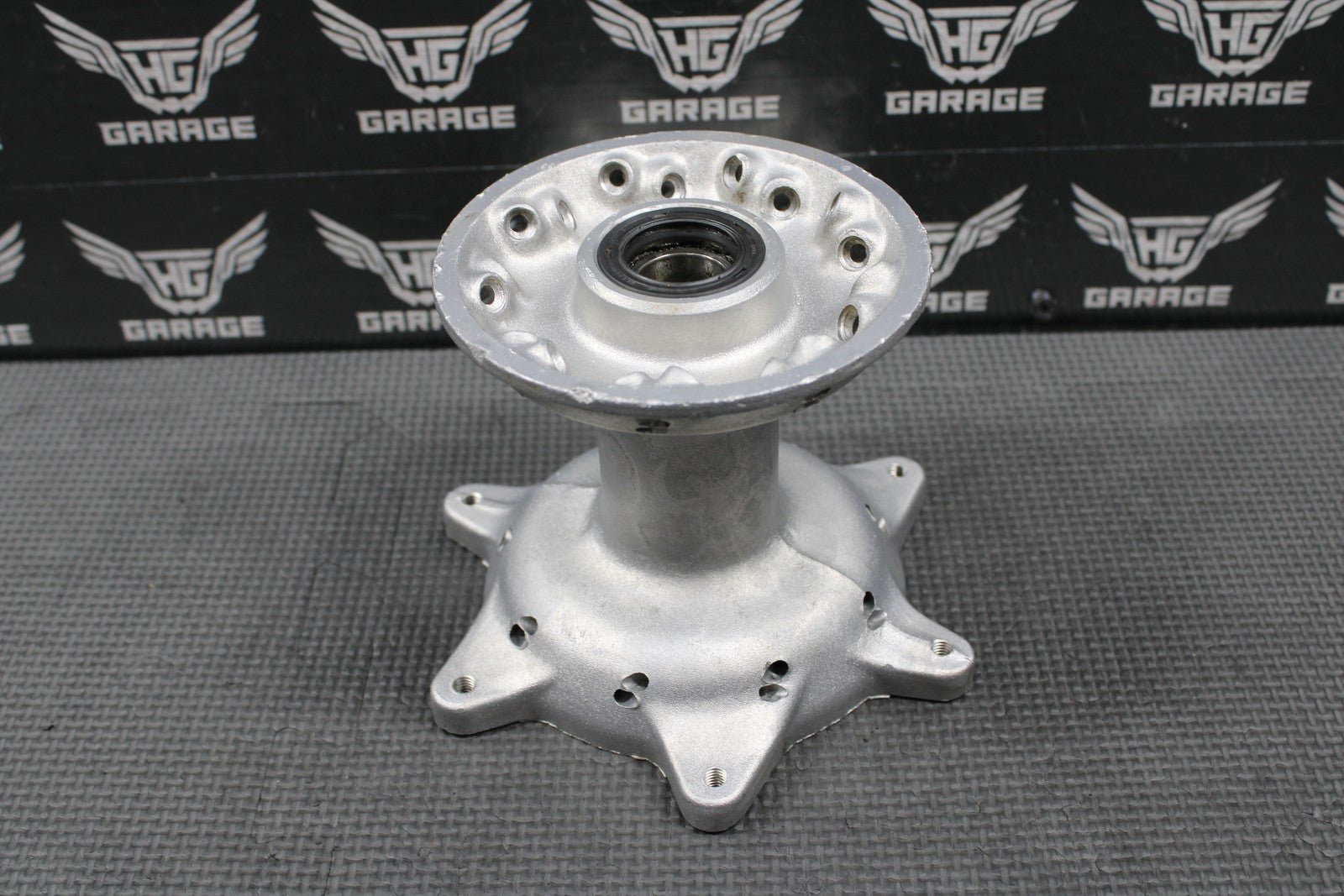 2000 97 - 00 SUZUKI RM125 RM250 OEM FRONT WHEEL HUB 54111 - 36E10 - hggarage