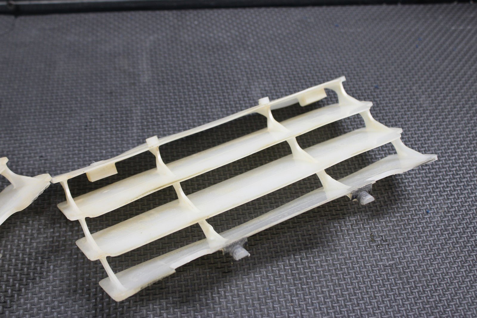 1997 KAWASAKI 97 - 04 KX250 OEM RADIATOR GUARD SHIELD LOUVER VENT - hggarage