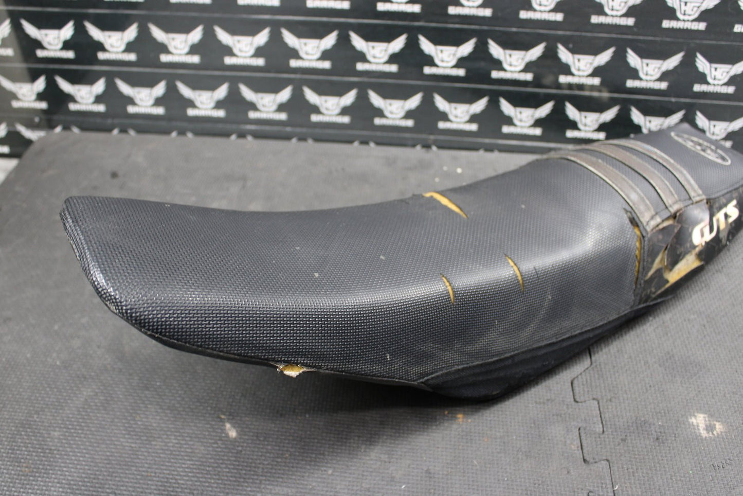 2007 YAMAHA YZ250F YZ450F OEM SEAT SADDLE CUSHION ASSEMBLY 2S2 - 24710 - 81 - 00 - hggarage