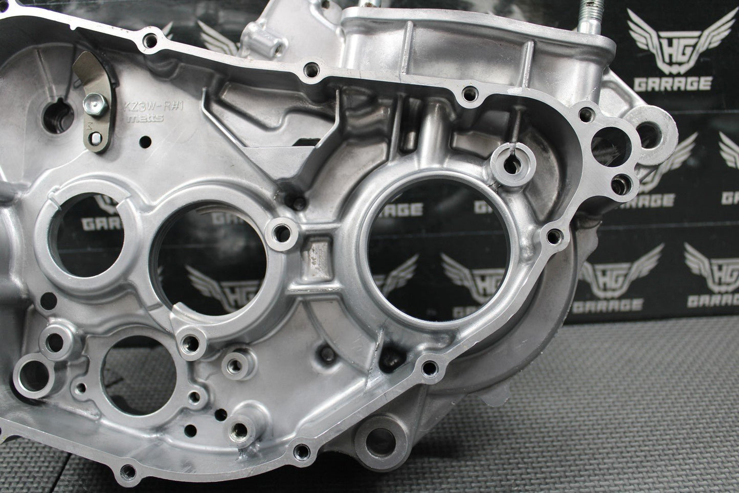 2003 HONDA CR250R OEM RIGHT ENGINE CRANKCASE CRANK CASE BLOCK 04921 - KZ3 - L30 MINT - hggarage