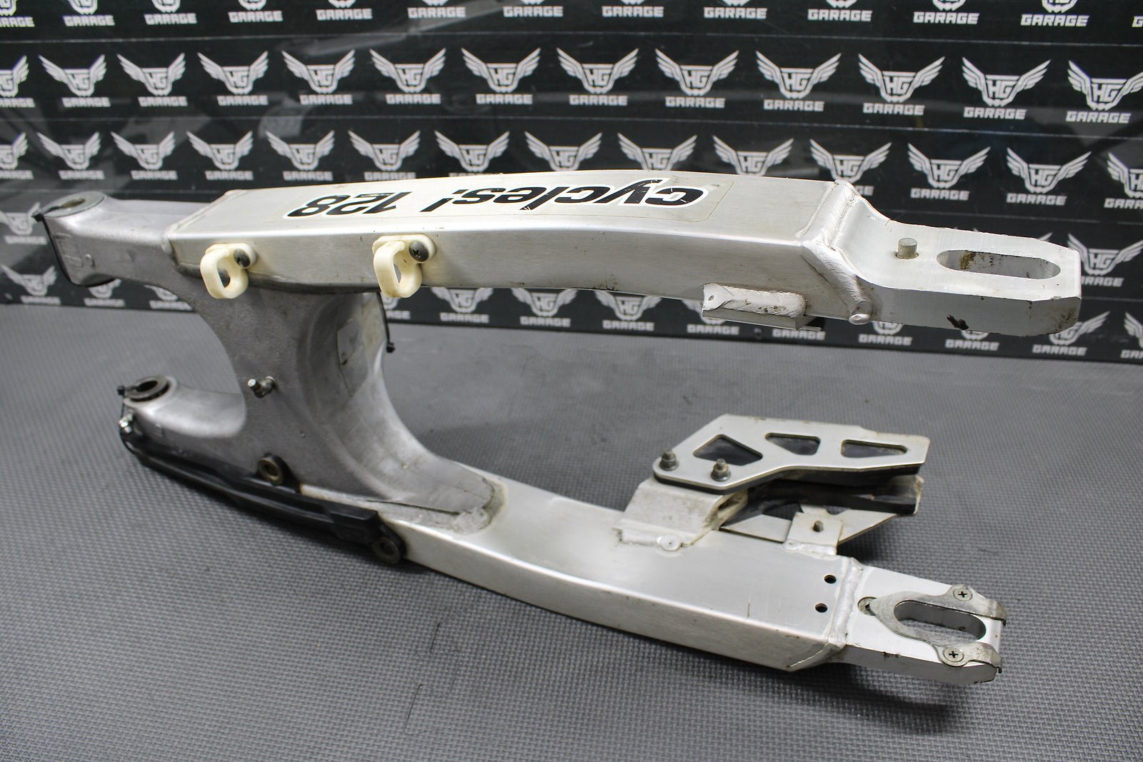 2000 SUZUKI 00 - 07 DRZ400 DRZ400E OEM SWINGARM SWING ARM SUSPENSION 61000 - 29F00 - hggarage