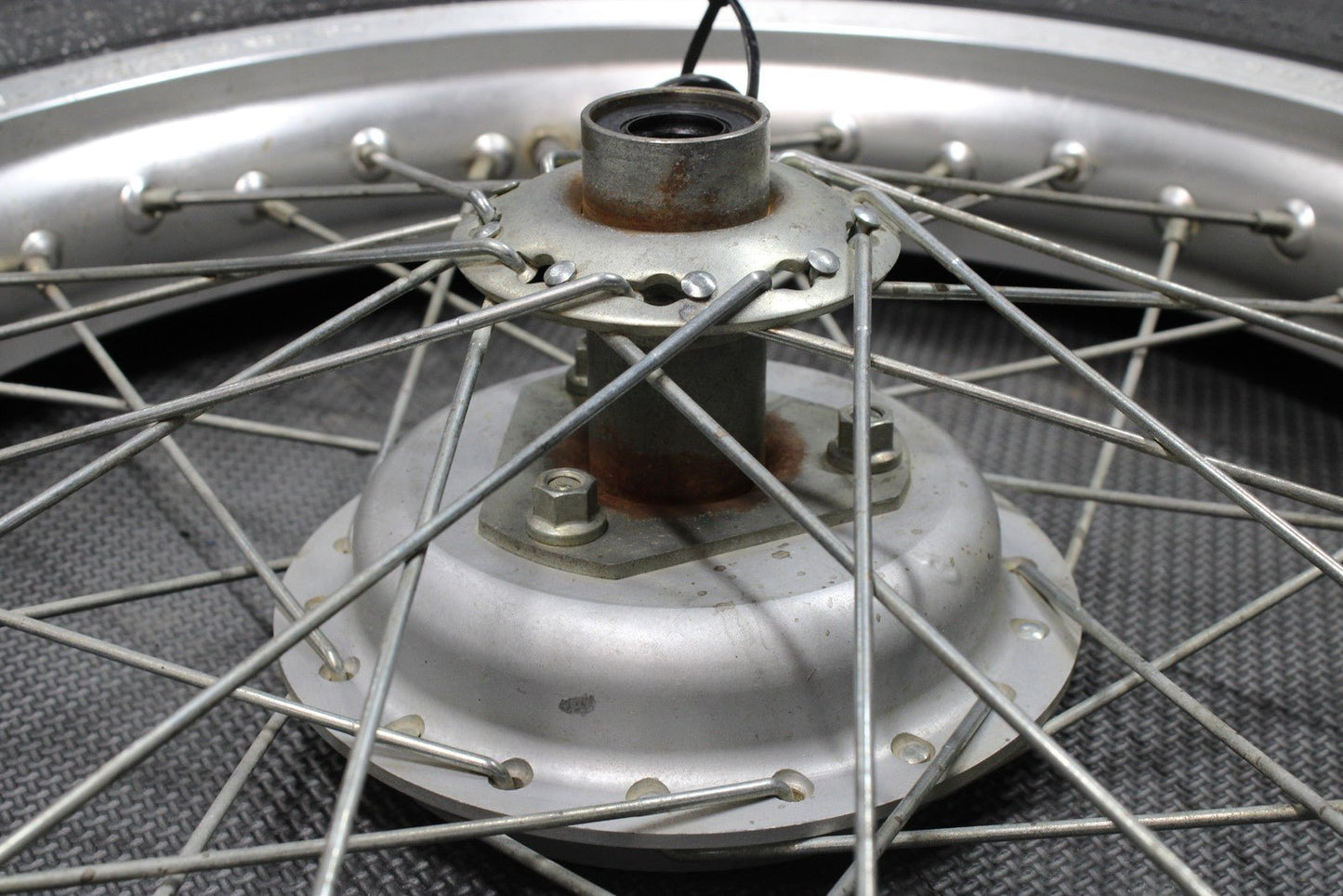 1987 YAMAHA TW200 OEM 18 X 2.50 FRONT WHEEL RIM 2JX - 25111 - 00 - 00 94425 - 18446 - 00 - hggarage