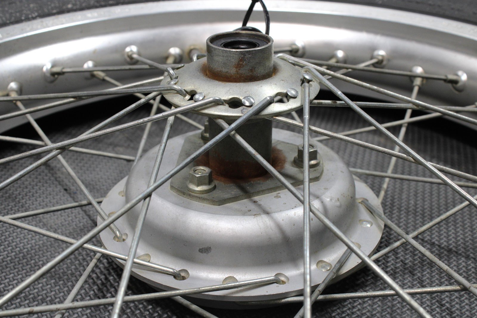 1987 YAMAHA TW200 OEM 18 X 2.50 FRONT WHEEL RIM 2JX - 25111 - 00 - 00 94425 - 18446 - 00 - hggarage