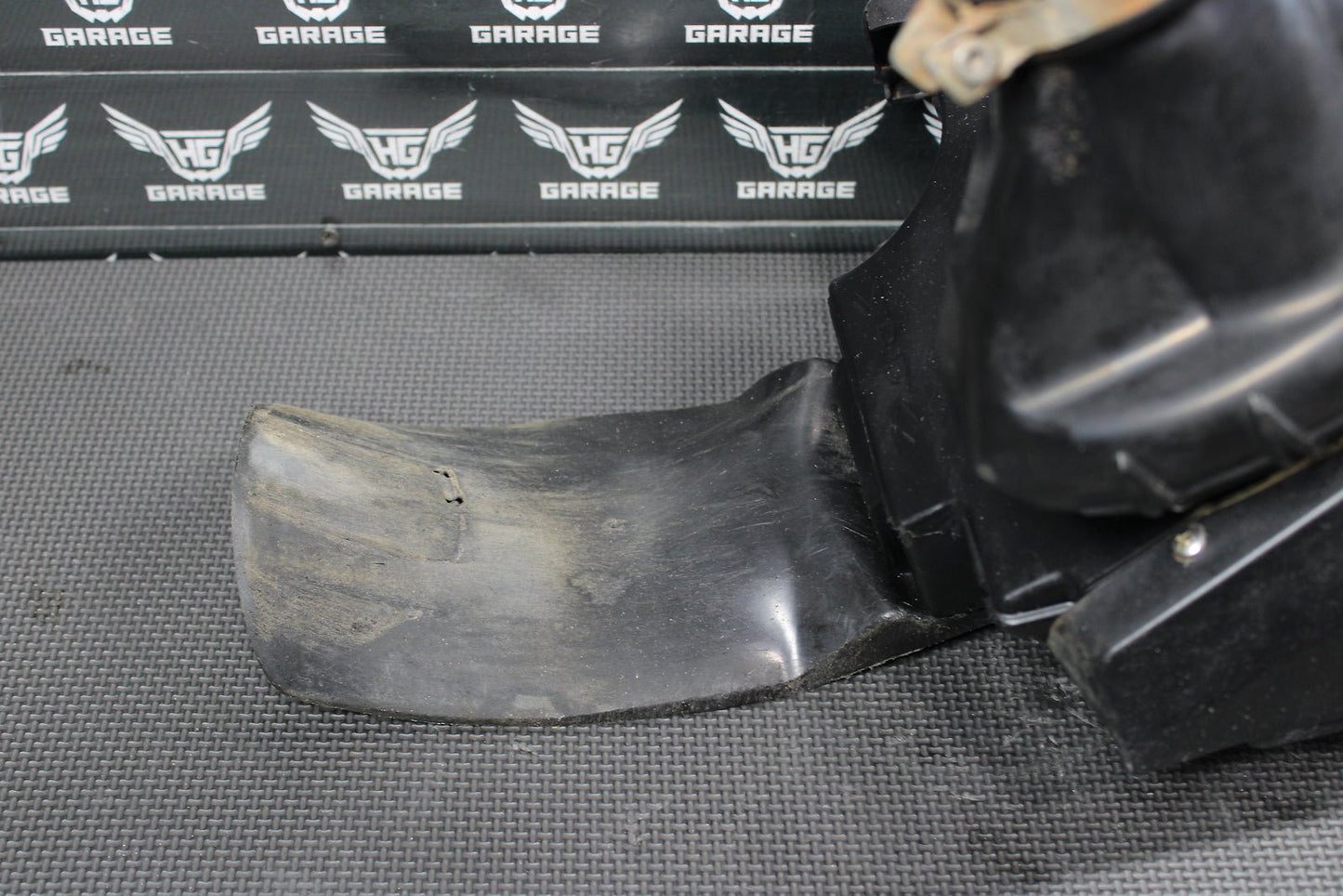 2009 YAMAHA YZ450F OEM AIRBOX INTAKE AIR CLEANER CASE 2S2 - 14401 - 70 - 00 - hggarage