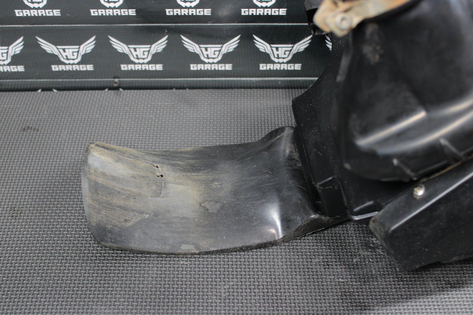 2009 YAMAHA YZ450F OEM AIRBOX INTAKE AIR CLEANER CASE 2S2 - 14401 - 70 - 00 - hggarage