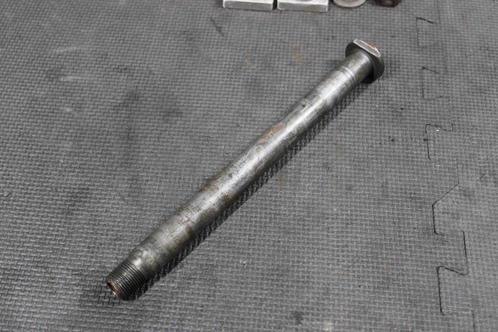 2000 YAMAHA YZ426F OEM REAR AXLE BACK WHEEL RIM PIVOT BOLT AXEL 5ET - 25381 - 00 - 00 - hggarage