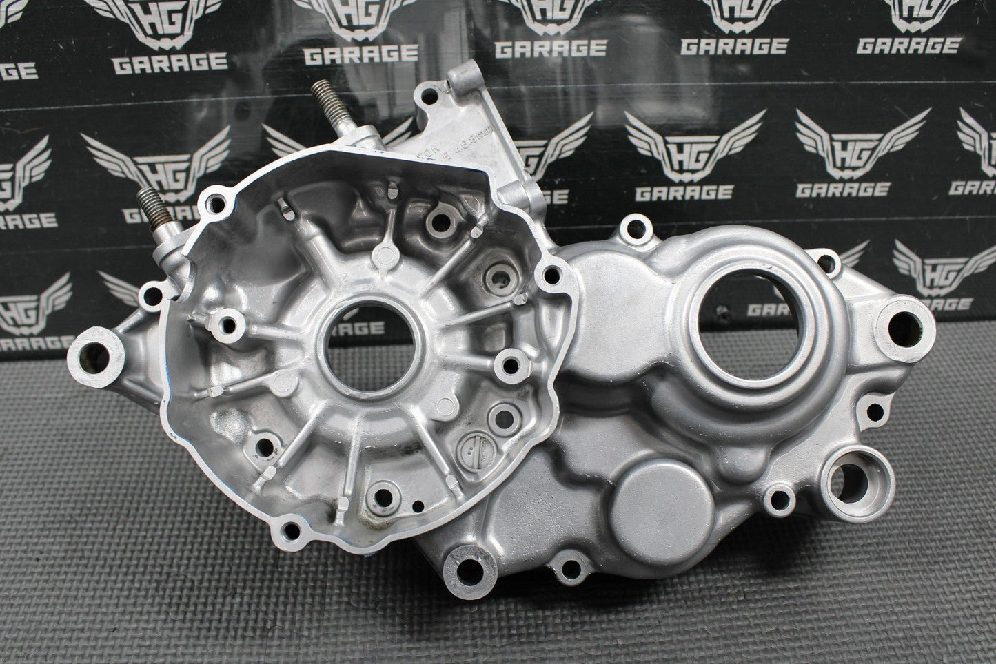 2005 SUZUKI 02 - 21 RM85 OEM ENGINE LEFT SIDE CRANKCASE CRANK CASE 11300 - 03822 - hggarage