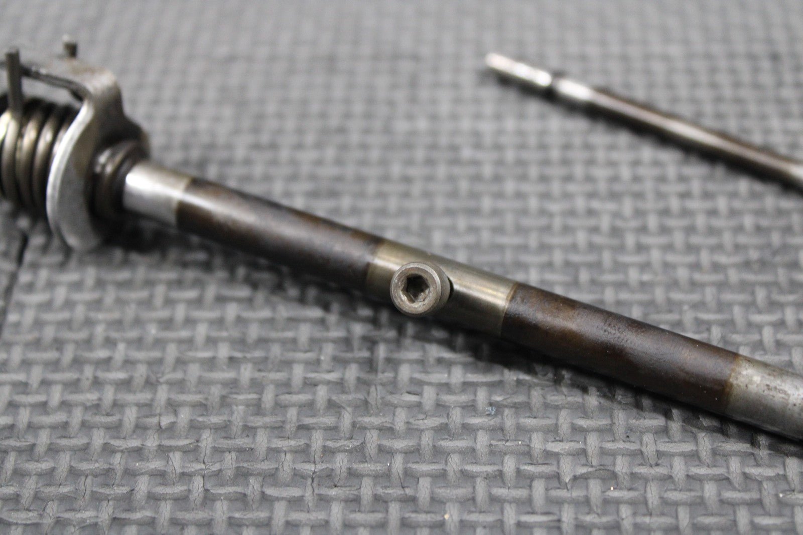 1999 SUZUKI 99 - 00 RM250 OEM EXHAUST POWER VALVE SHAFT LEVER PIN 11266 - 28C10 - hggarage