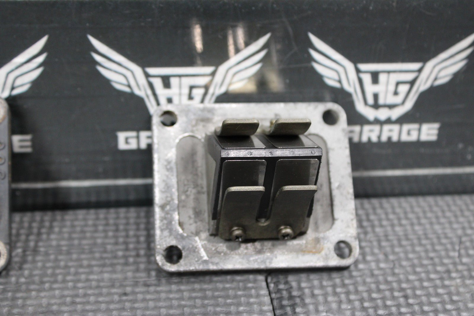 1997 YAMAHA 90 - 00 RT100 OEM INTAKE REED BLOCK ASSEMBLY 53V - 13610 - 00 - 00 - hggarage