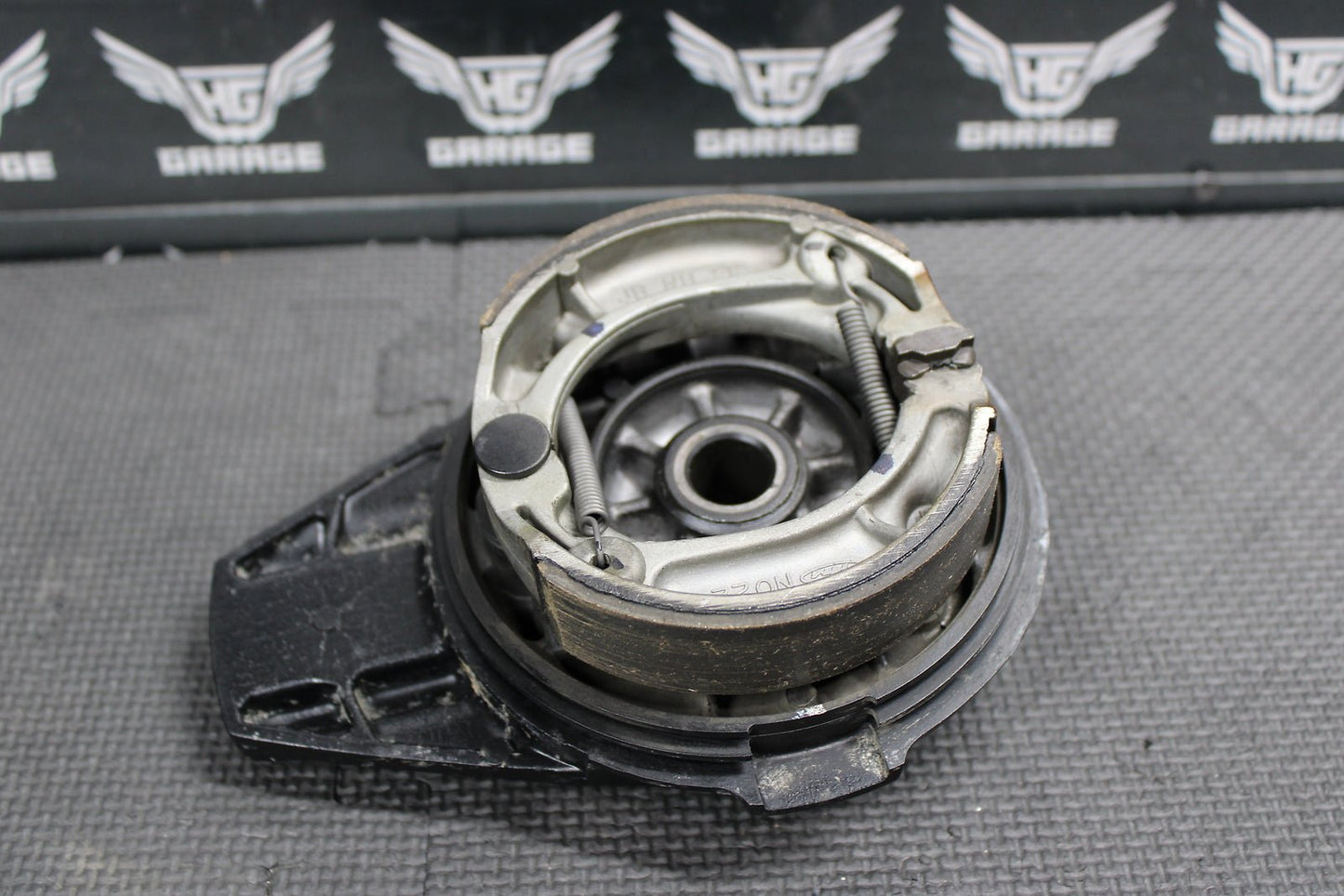 2001 Honda XR200R 90 - 02 OEM Rear Back Brake Drum Panel Assembly 43100 - KK0 - 000 - hggarage