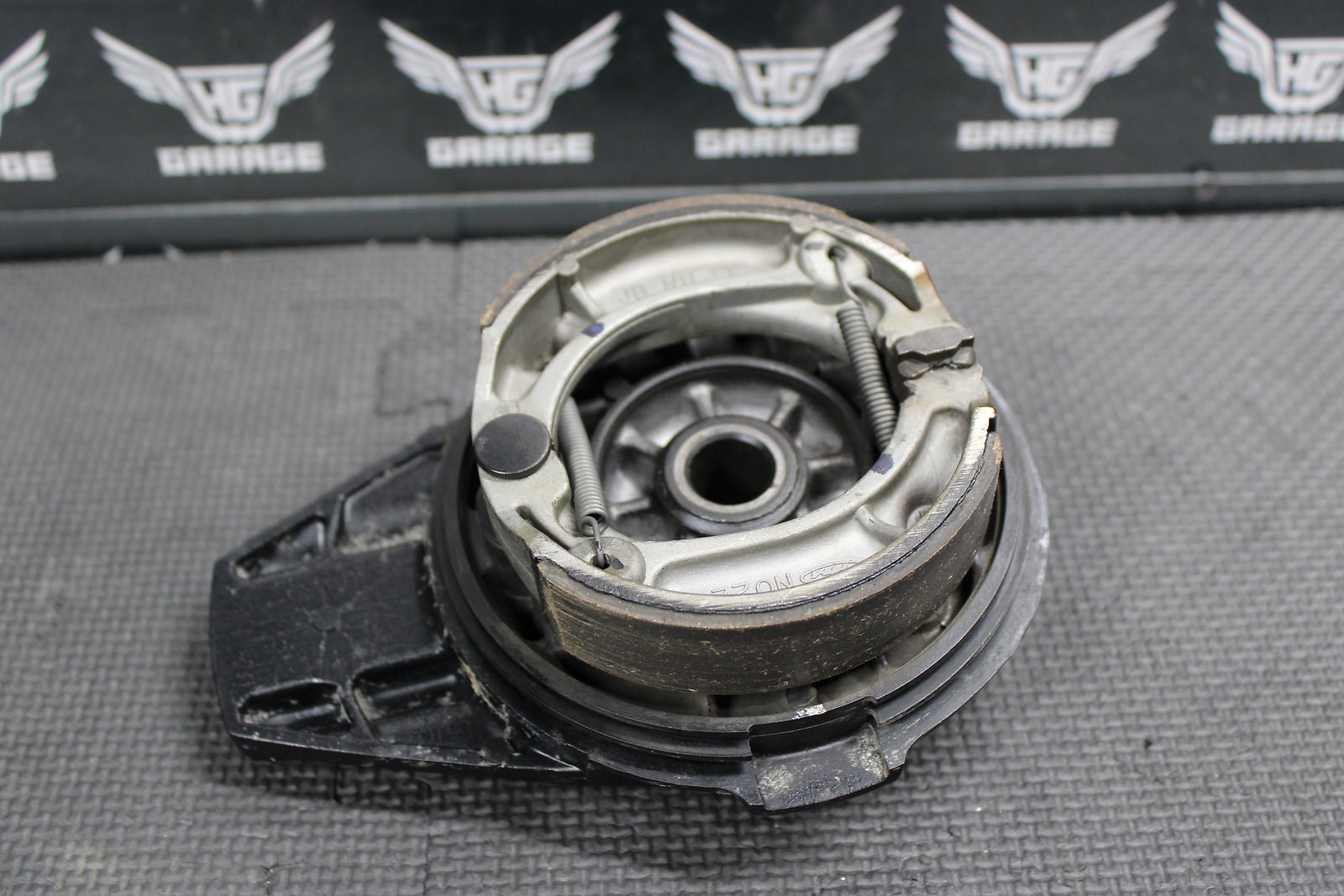 2001 Honda XR200R 90 - 02 OEM Rear Back Brake Drum Panel Assembly 43100 - KK0 - 000 - hggarage
